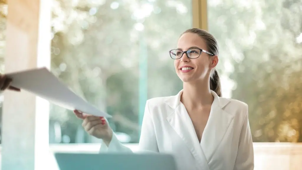 pexels-olly-3756678 Claire rayonnante devant les autres au travail, essayant de masquer sa Solitude