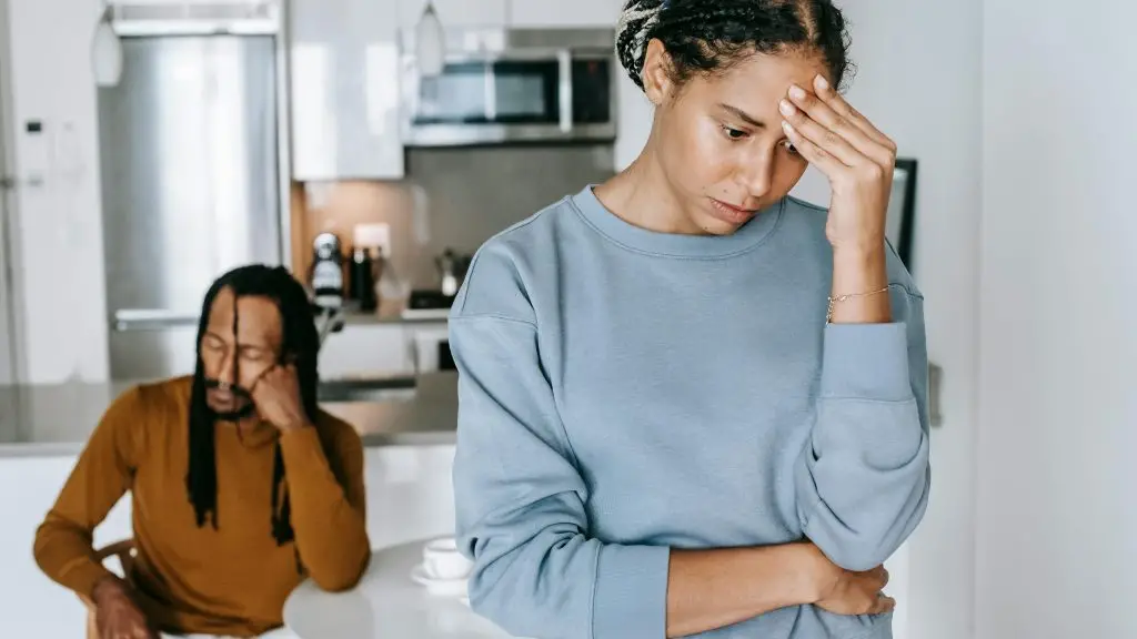 Femme pensive en questionnement sur une relation toxique et ses effets émotionnels