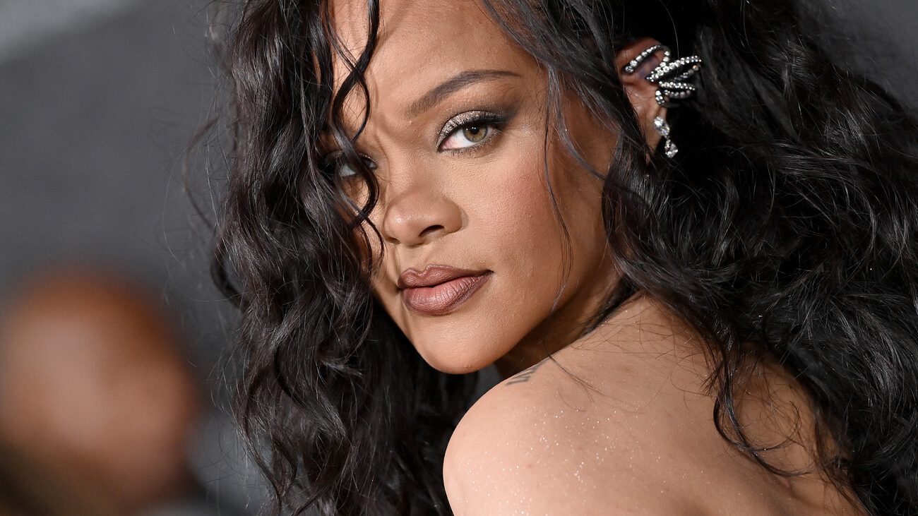 Portrait de Rihanna, engagée pour libérer la parole après une relation marquée par la violence conjugale.