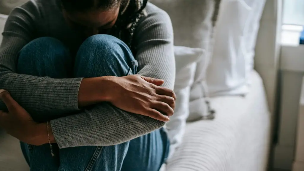 Femme recroquevillée en détresse dans une situation d’emprise ou de violence au sein du couple