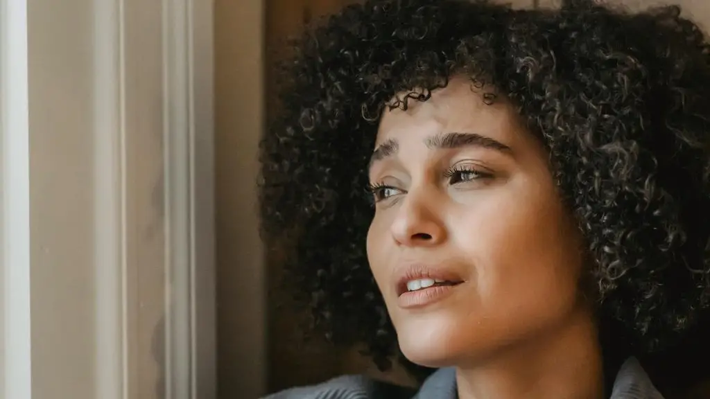 Femme pensive en questionnement sur une relation toxique et ses effets émotionnels