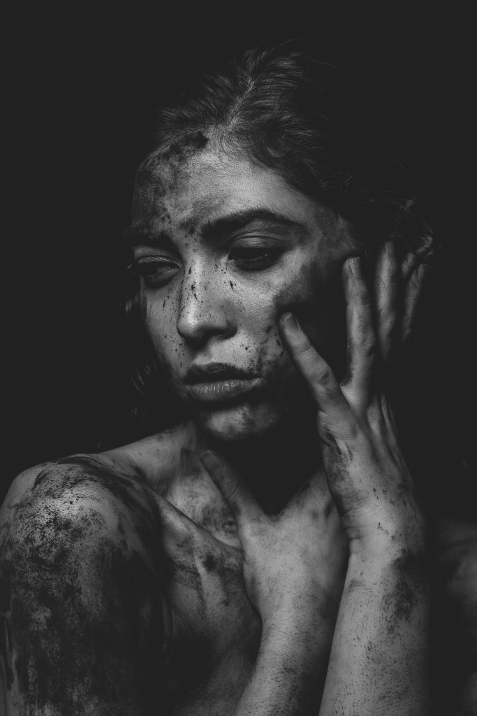 Femme marquée par une relation toxique, en pleine détresse émotionnelle.