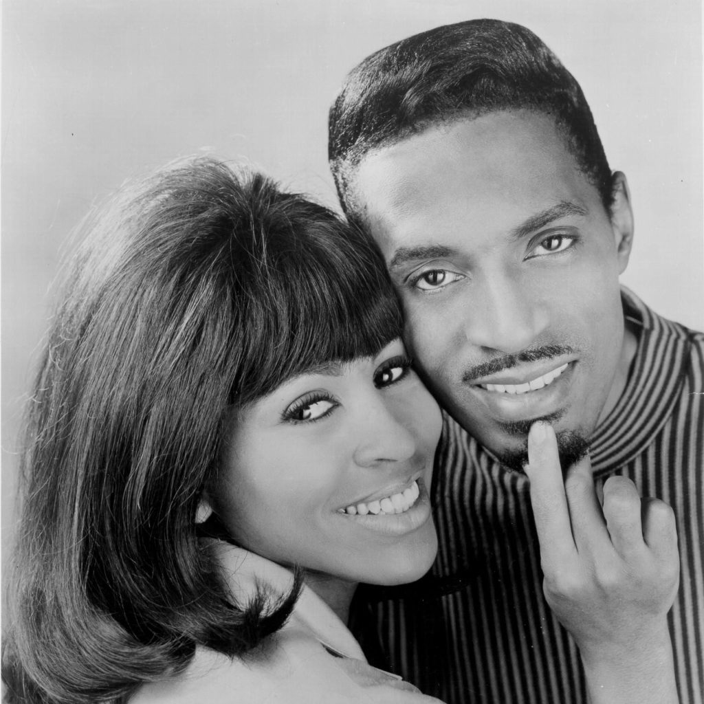 Tina & Ike Turner, au début de leur Relation, pleine de complicité et d'amour sur une image en noir et blanc