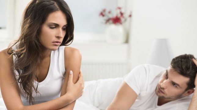 Femme tendue et anxieuse, alors même que son compagnon à l'air détendu. Pour illustrer l'emprise émotionnelle et une relation toxique