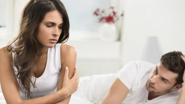 Femme tendue et anxieuse dans une relation marquée par l’emprise émotionnelle