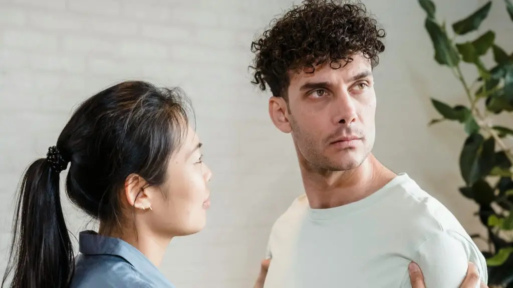 Couple en tension silencieuse illustrant une dynamique d’emprise émotionnelle