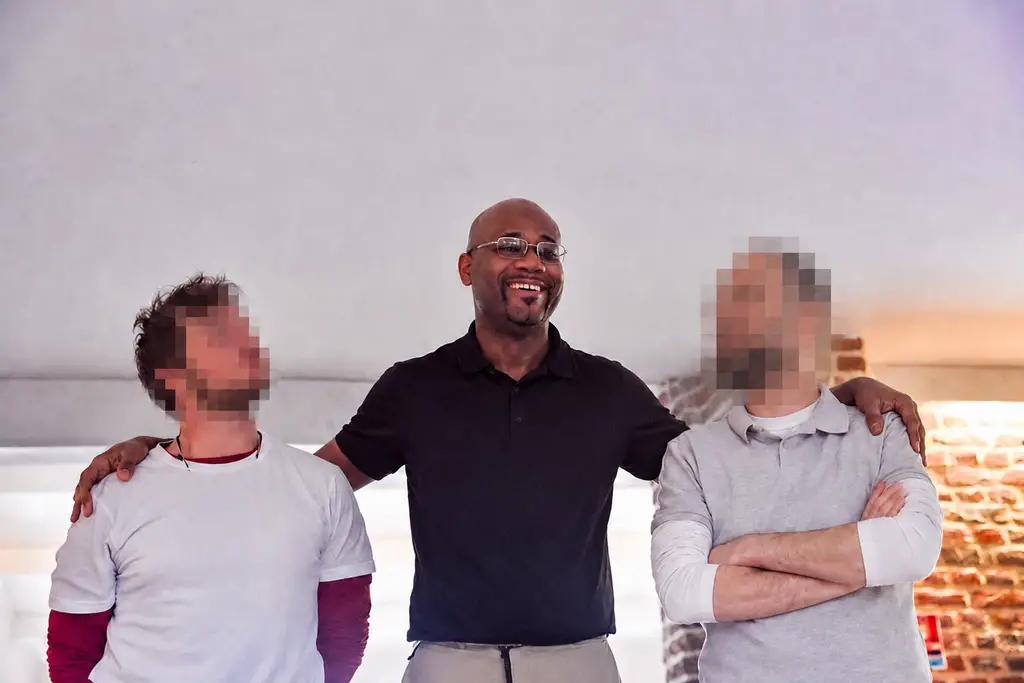 Habib Sanogo avec des participants lors d’un atelier sur l'accompagnement relationnel entre amis lors d'une résolution de conflit.
