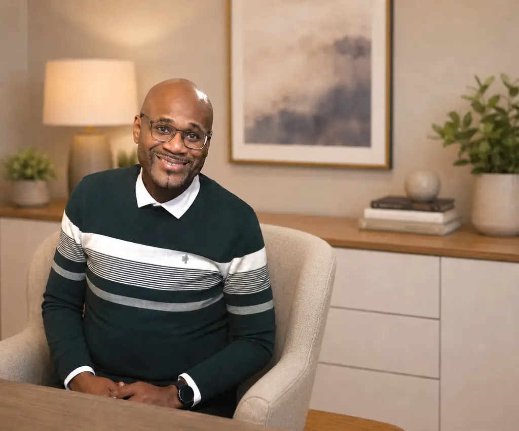 Habib SANOGO assis dans un fauteuil dans un espace d’accompagnement chaleureux et professionnel